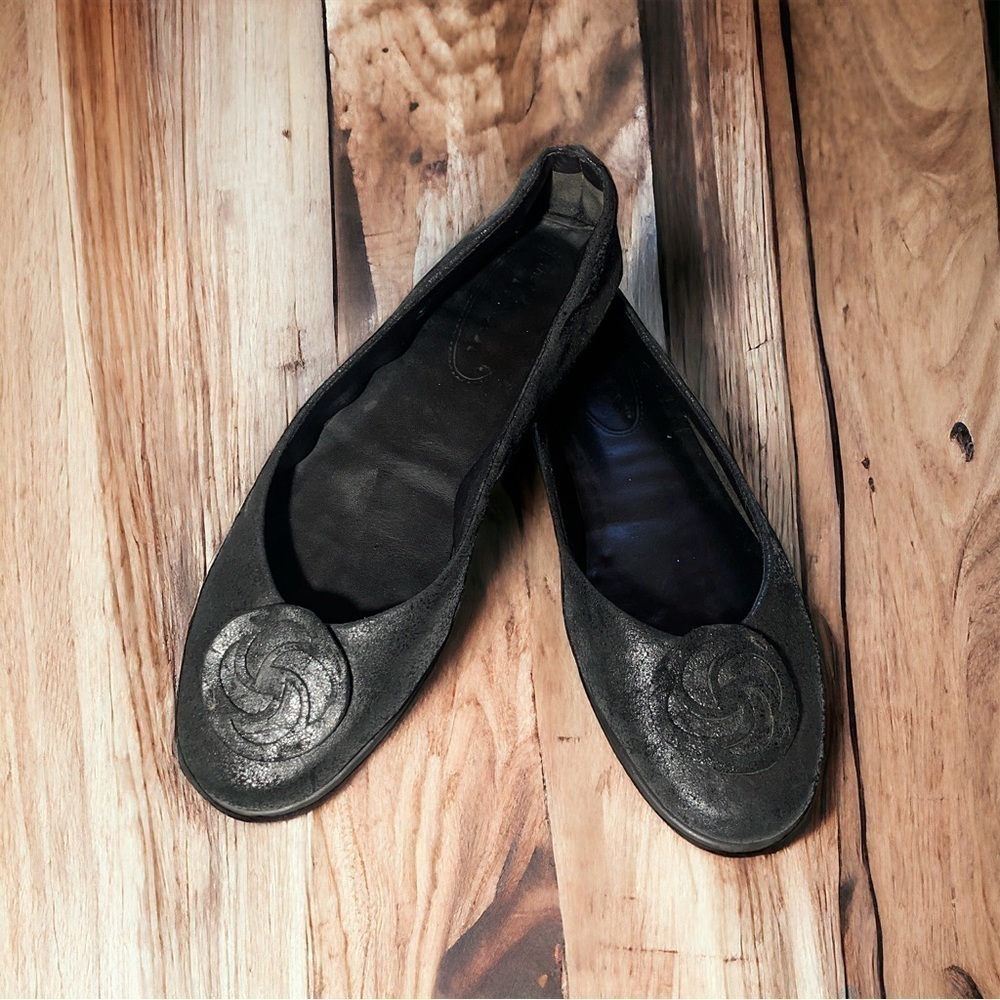 The Flexx Bon Plush Rose Toe Flat Black/ Metallic Gray
Leather US 9.5/ EU 41